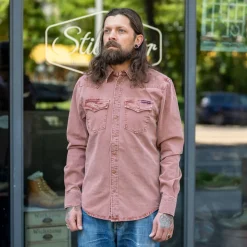 Schmales Blaumann Hemd überfärbt rot