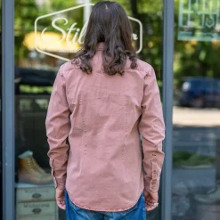 Schmales Blaumann Hemd überfärbt rot